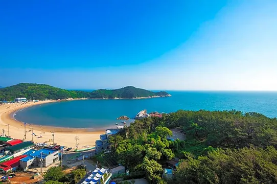 을왕리 해변 항공뷰. 모래사장이 곱고 파도 잔잔해서 5살 아이 데리고 가셔도 부담 없어요. 호텔 뒤편 도보 3분이거든요.