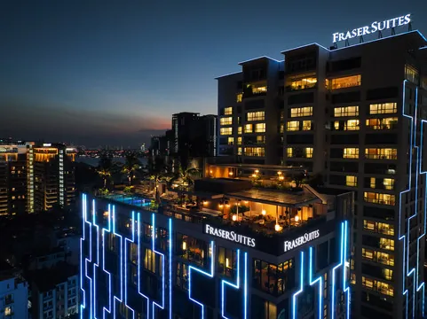 프레이저 스위트 하노이 외관 야경. 옥상 사인에 'FRASER SUITES' 큼지막하게 박혀 있어서 멀리서도 찾기 쉬워요. 서호 부촌인 따이호 구역 한가운데에 자리해서 시내랑은 살짝 떨어진 분위기예요.