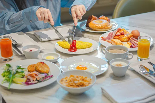 어반키친 조식 — 라이브 오믈렛 + 베이컨·소시지 양식 코너가 가장 인기 좋아요