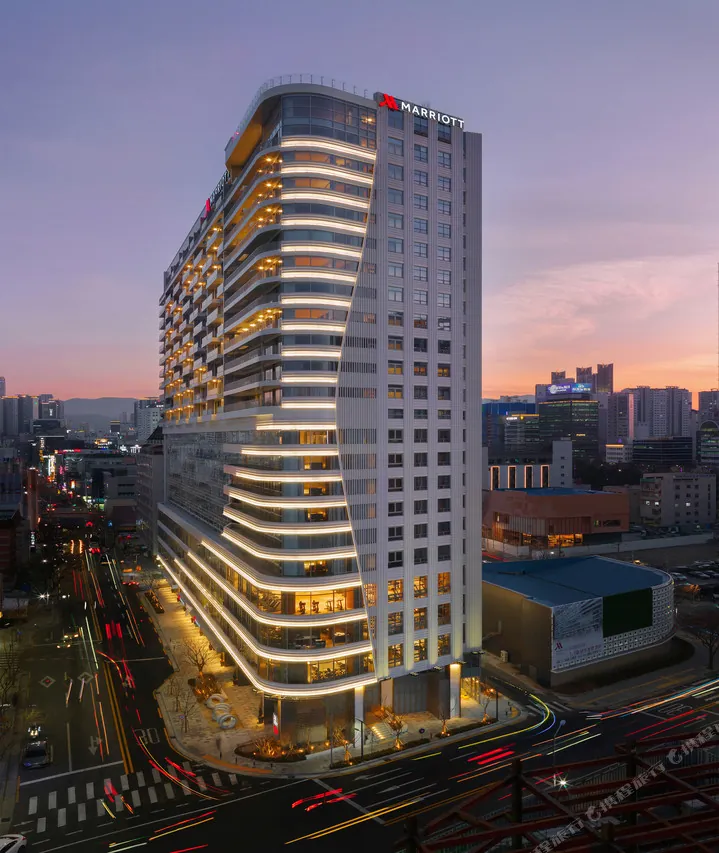 동대구역 옆에 자리잡은 대구 메리어트 호텔 야경 — MARRIOTT 사인이 도시 야경 사이에서도 보여요