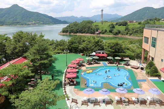 야외 풀(7~8월 시즌). 야외 풀 옆으로 청풍호 + 산이 그대로 보여서 여름 가족 호캉스용으로 진짜 좋아 보였어요. 비치크루즈 + 케이블카까지 한 동선이라 7~8월 가족 패키지가 가성비예요.
