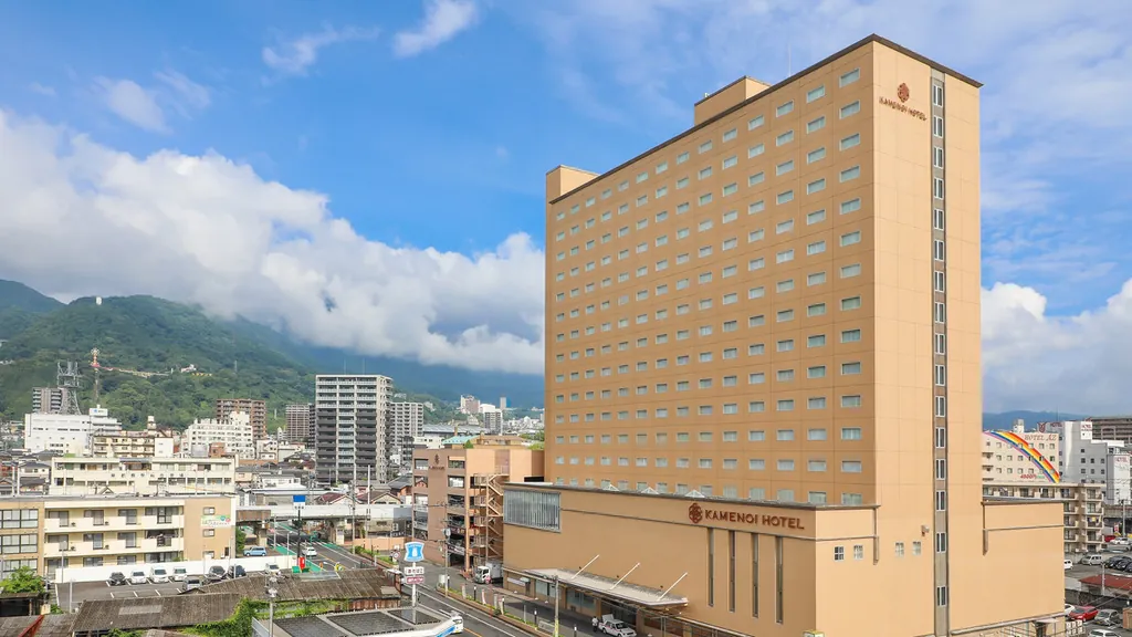 벳푸 시내 한복판에 우뚝한 카메노이 호텔. KAMENOI HOTEL 사인이 크게 붙어 있어서 돈키호테 갔다 돌아올 때도 멀리서 딱 보이더라구요.
