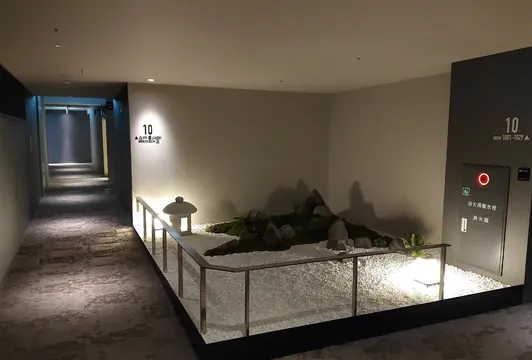 객실층 복도에 있는 미니 일본 정원. 층마다 다른 콘셉트로 꾸며져 있어서 객실 오갈 때마다 진짜 분위기 다르게 느껴져요. 알라 호텔 인테리어 디테일이 호텔 가격대 대비 훌륭해요.