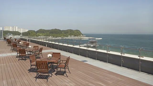 루프탑 야외 테라스 — 영일대 해상누각 정면, 일몰·일출 양쪽 다 좋아요