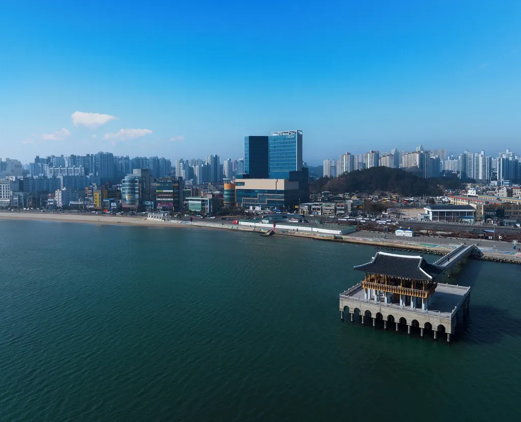 항공뷰 — 라한호텔 포항 + 영일대 해변 + 해상누각이 한 컷에 잡혀요